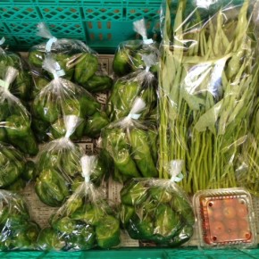 6/20(mon)本日の仕入れです。  北中城村ソルファコミュニティさんの自然栽培のピーマン・ミニトマト・エンサイが入荷しました！