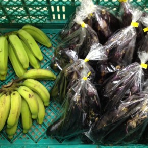 8/17(wed)本日の仕入れです。  うるま市 玉城勉さんの自然栽培のナス・島バナナ、が入荷しました！