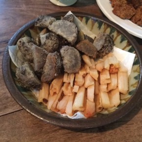 田芋は素揚げに塩パラパラだけで、とっても美味しいですよ〜。