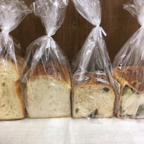 1/26(fri)本日の仕入れです。  浦添市伊祖の天食米果さんの食パン達が到着しました！今週はプレーンの食パン、シナモン、あんこ、そして玄米がプチプチ美味しい玄米入り食パンになります。
