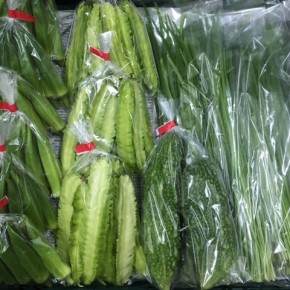 7/27(fri)本日の仕入れです。  北中城村ソルファコミュニティさんの自然栽培のニラ・角オクラ・うりずん豆・ゴーヤーが入荷しました！