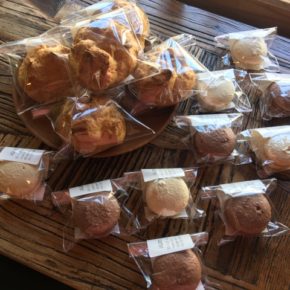 浦添市港川のルポムさんのスイーツの入荷は毎週月曜・木曜日。 シュークリーム・ガトーショコラ・マカロン・クッキー各種あります。