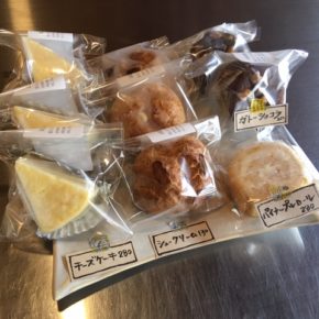 浦添市港川のルポムさんのスイーツが入荷(毎週月曜・木曜日)しました！ 最近は新作パインロールが人気です。 シュークリーム・チーズケーキ・ガトーショコラ・マカロン・クッキーも入荷しています。