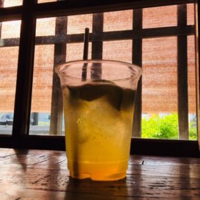 暑い日の午後はモヒートソーダでもいかがですか。※うるま市 玉城勉さんの自然栽培のブラックミントと名護市 森さんの有機無農薬栽培の県産ライムを使用しています。