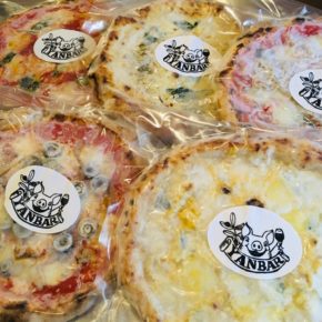 浦添市安波茶ヤンバールさんのピザ(マルゲリータ・ナポレターナ・ビアンケッティ・トラボッカーレ・クワトロフォルマッジ)が入荷しました！ 今回が最後の入荷となります。ちょっとしたときにもストックしておくと便利ですよ〜。