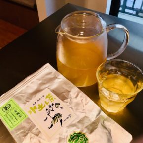 宮崎県産の水出し緑茶が人気です。冷水にパックを1〜2時間浸せば香り豊かでまろやかな緑茶が出来上がり！スッキリしていて嫌味のない味なので、ついついお代わりしちゃうほど。これからの季節は是非マイボトルに入れて！もちろん無農薬、無化学肥料のお茶です。