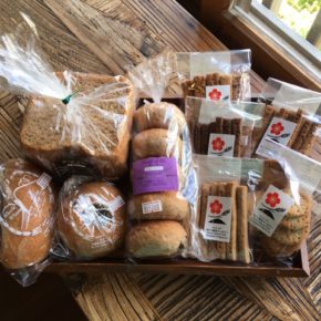 本日入荷の八重岳ベーカリーの全粒粉の黒パンやクッキー(月曜・水曜入荷)は、オープン以来ずっとお取り扱いさせて頂いているハルラボ商店の定番商品です。