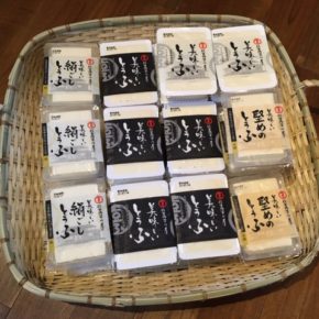 佐賀県産大豆を使用した佐賀平川屋さんの「美味しいとうふ」「絹ごしとうふ」「堅めのとうふ」が入荷しました！入荷は週一回ですが欠品のないようにしています。