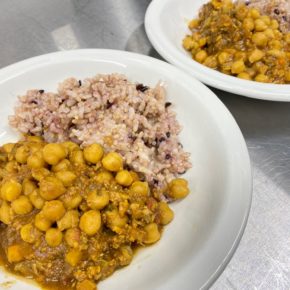 キッチン部隊、本日のまかないご飯は『ひよこ豆のキーマカレーと黒米入り玄米』。いただきまーす❗️