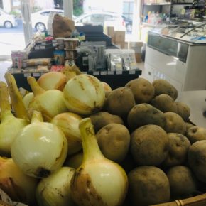 明日4/4(thu)でわが家のハルラボ商店は11周年！明日は税別1,000円以上お買い上げで自然栽培のタマネギ・ジャガイモをプレゼント！！オープン当初からのお付き合い、八重瀬町 島袋農園さんの自然栽培のお野菜を沢山ご用意しました。皆様のご来店を心よりお待ちしております。